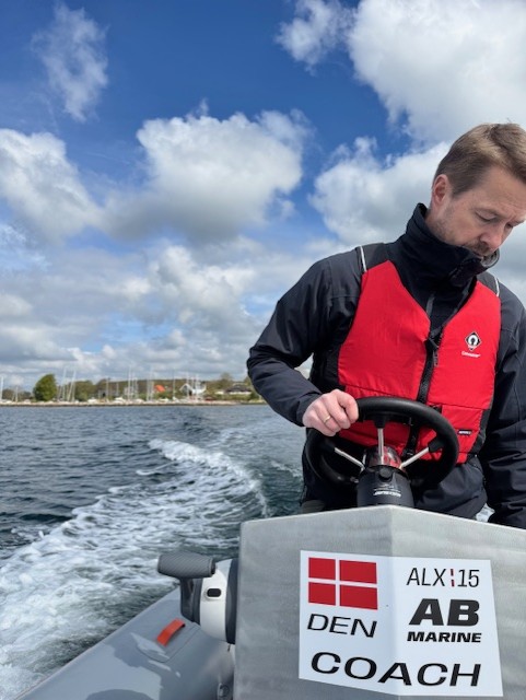 Coach båd el